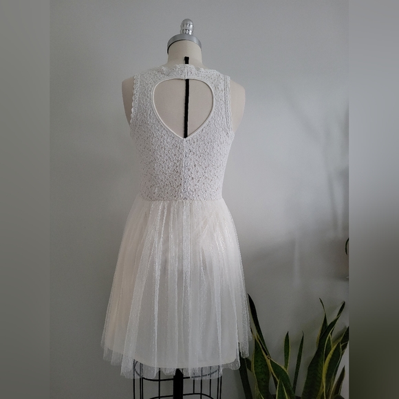 Lace and tulle dress with heart-shaped cut out on back - Picture 2 of 5